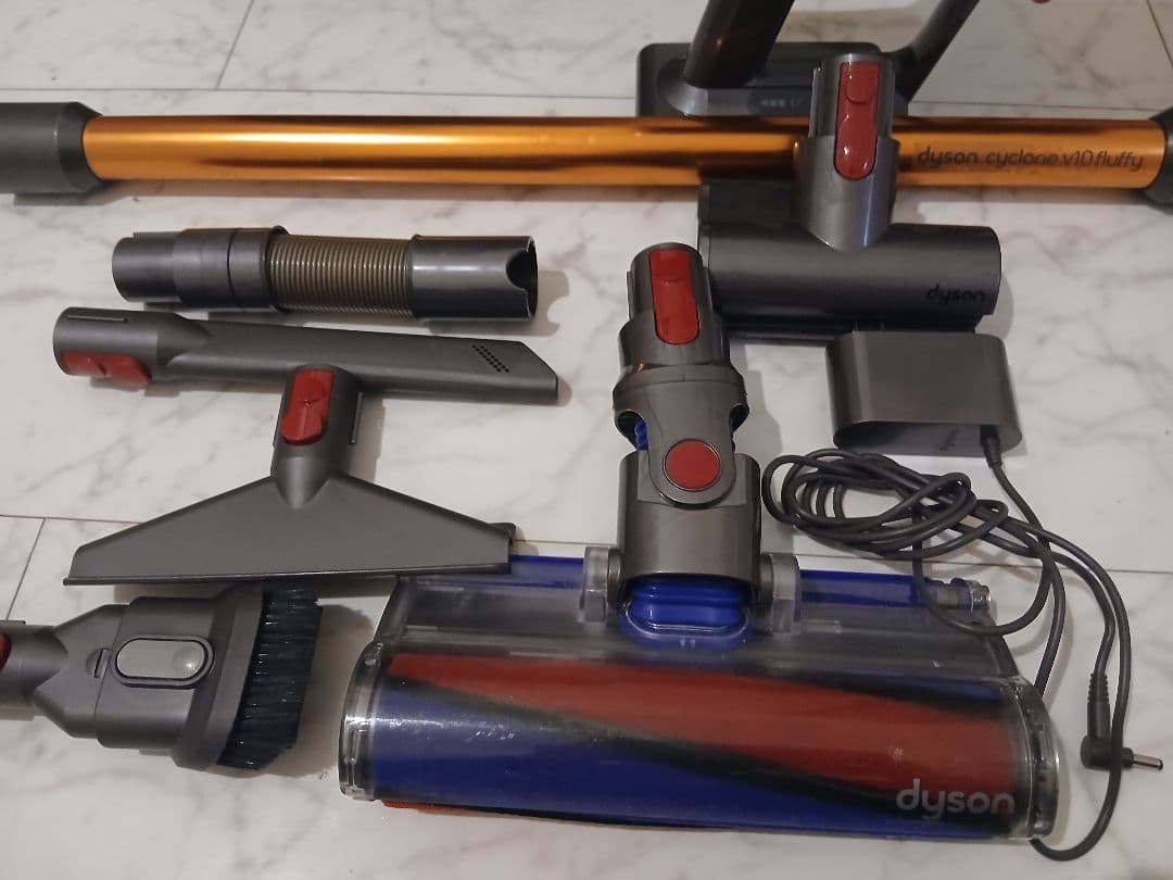 ア*ュ様 Dyson V10 Fluffy SV12 付属品多数 動作品