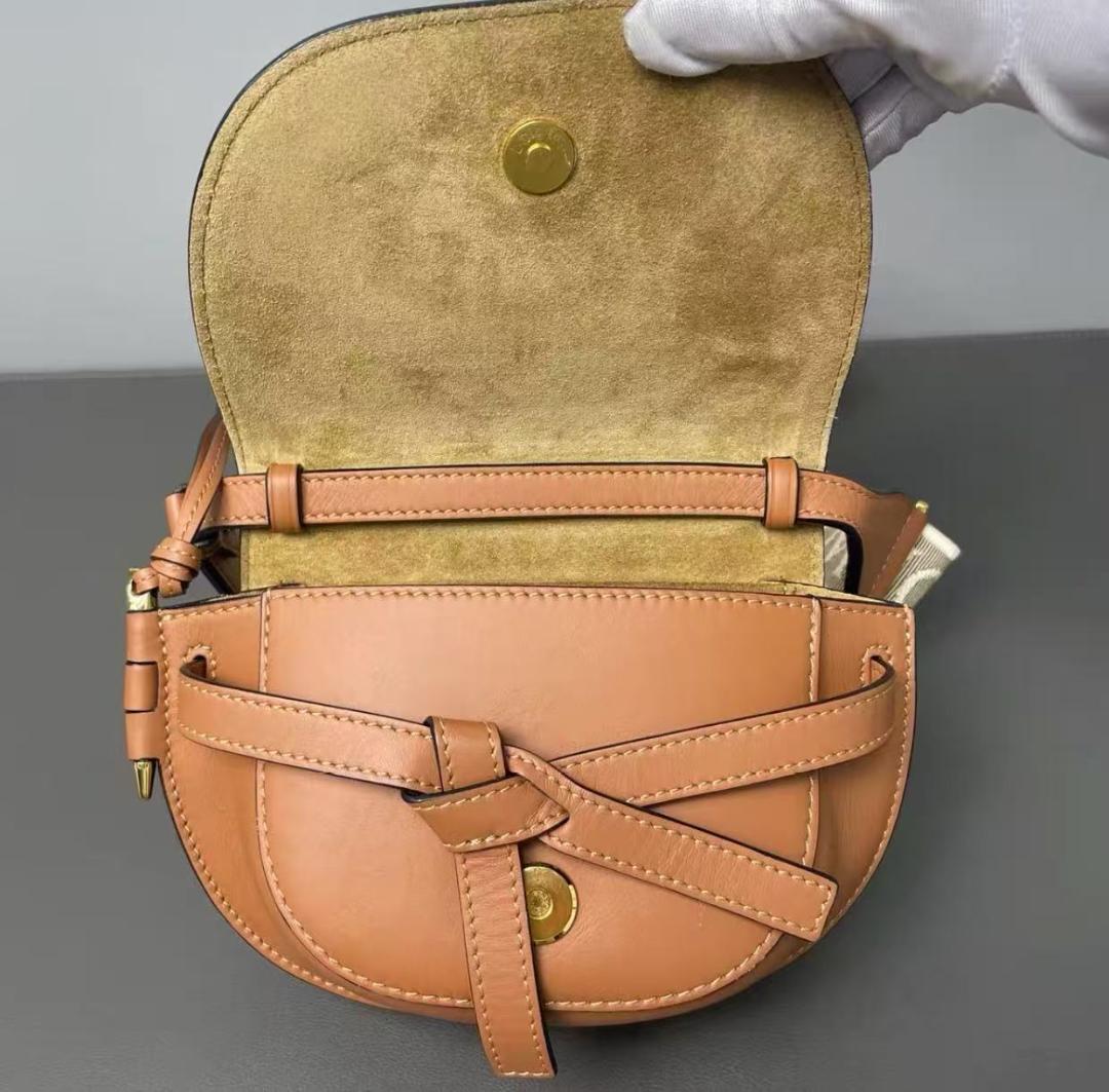 美品~Loewe ブラウンレザー クロスボディバッグ