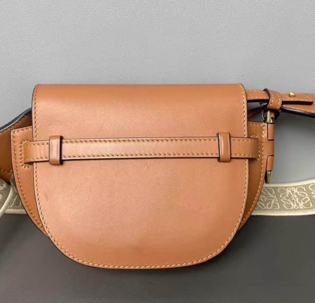 美品~Loewe ブラウンレザー クロスボディバッグ