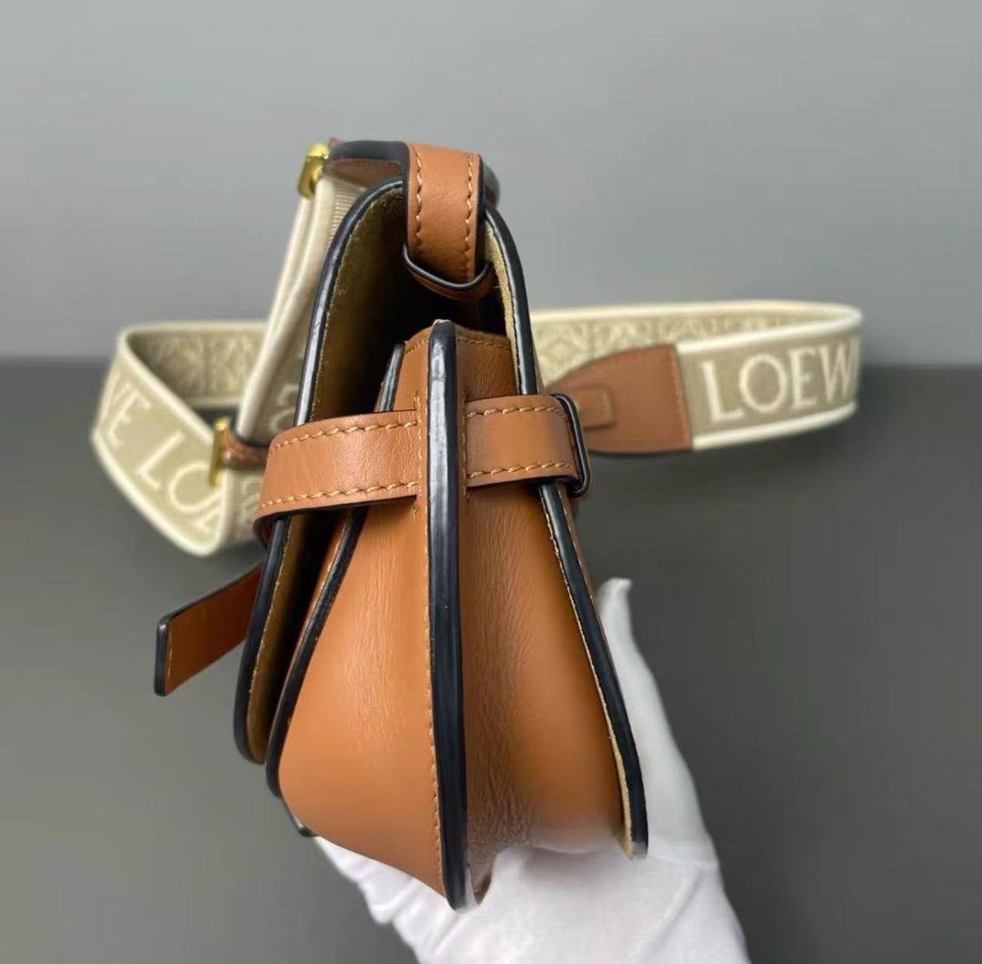 美品~Loewe ブラウンレザー クロスボディバッグ