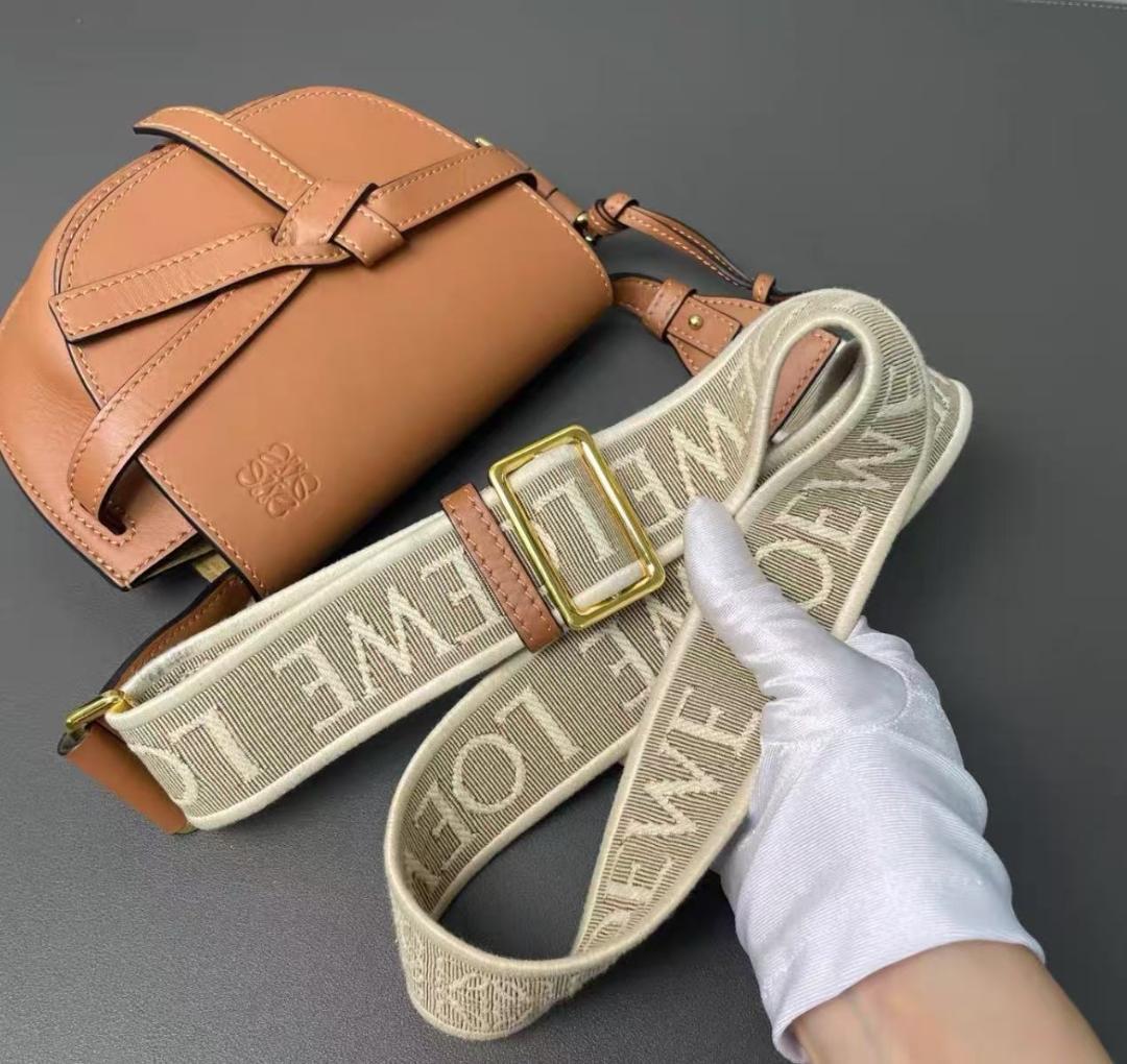 美品~Loewe ブラウンレザー クロスボディバッグ