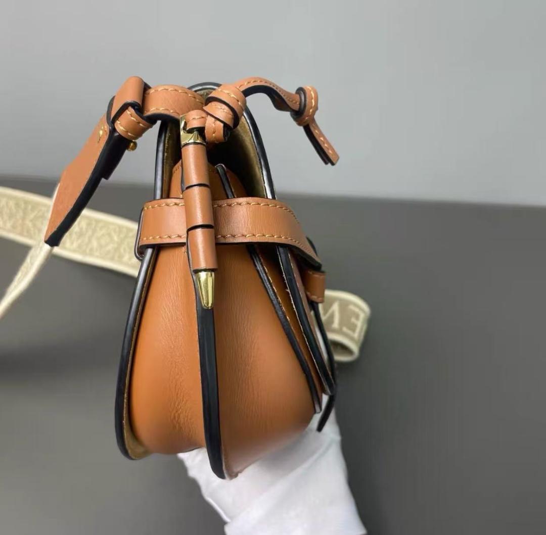 美品~Loewe ブラウンレザー クロスボディバッグ