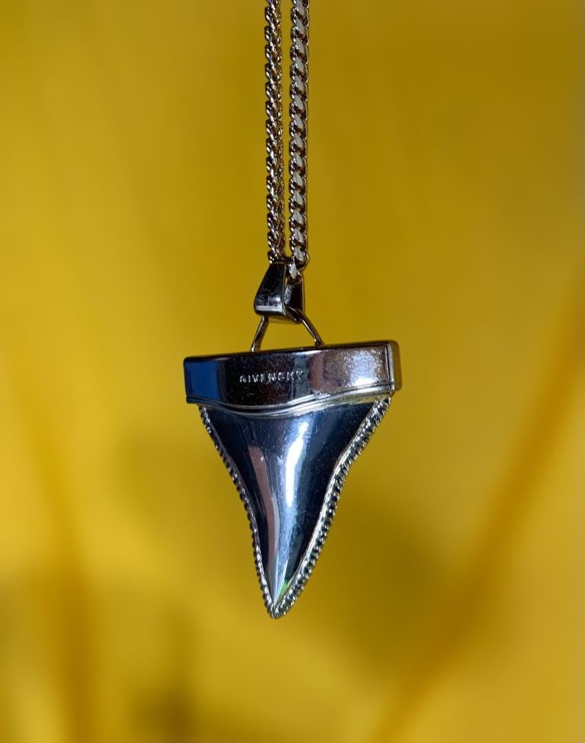 T*様 GIVENCHY ジバンシー シャークトゥースネックレス シルバー 現状