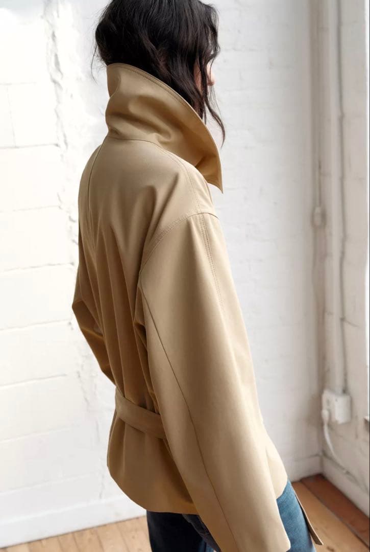 【完売品】ZARA ショート丈トレンチコート XS-Sサイズ　新品タグつき
