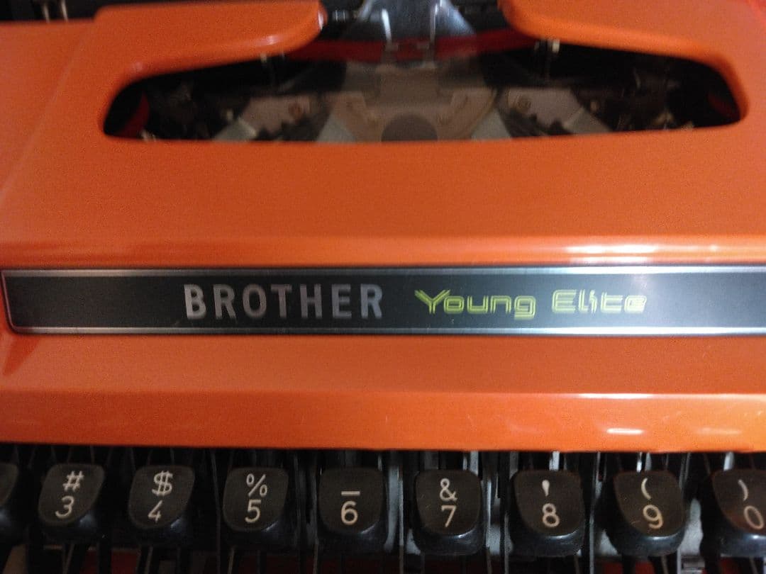 BROTHER Young Elite タイプライター オレンジ　　１９７５年