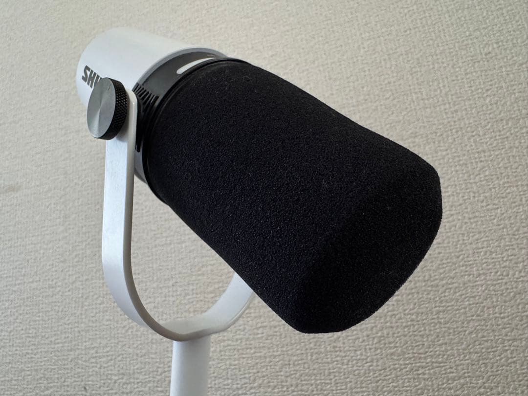 美品　SHURE MV7+　ホワイト　ダイナミックマイク　卓上スタンド付き