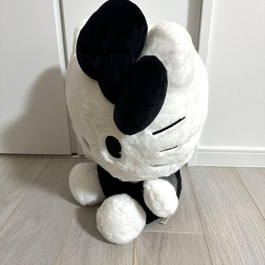 【ユキ】【新品タグ付き】ハローキティ 特大ぬいぐるみ モノクロドール GJ