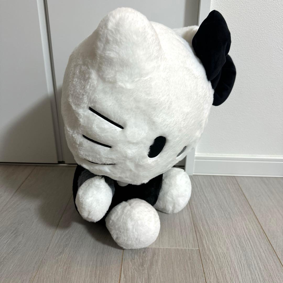 【ユキ】【新品タグ付き】ハローキティ 特大ぬいぐるみ モノクロドール GJ