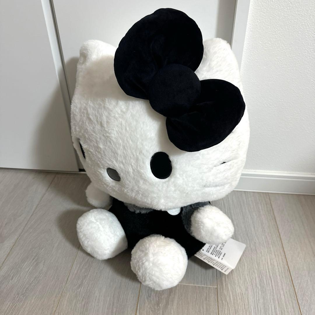 【ユキ】【新品タグ付き】ハローキティ 特大ぬいぐるみ モノクロドール GJ