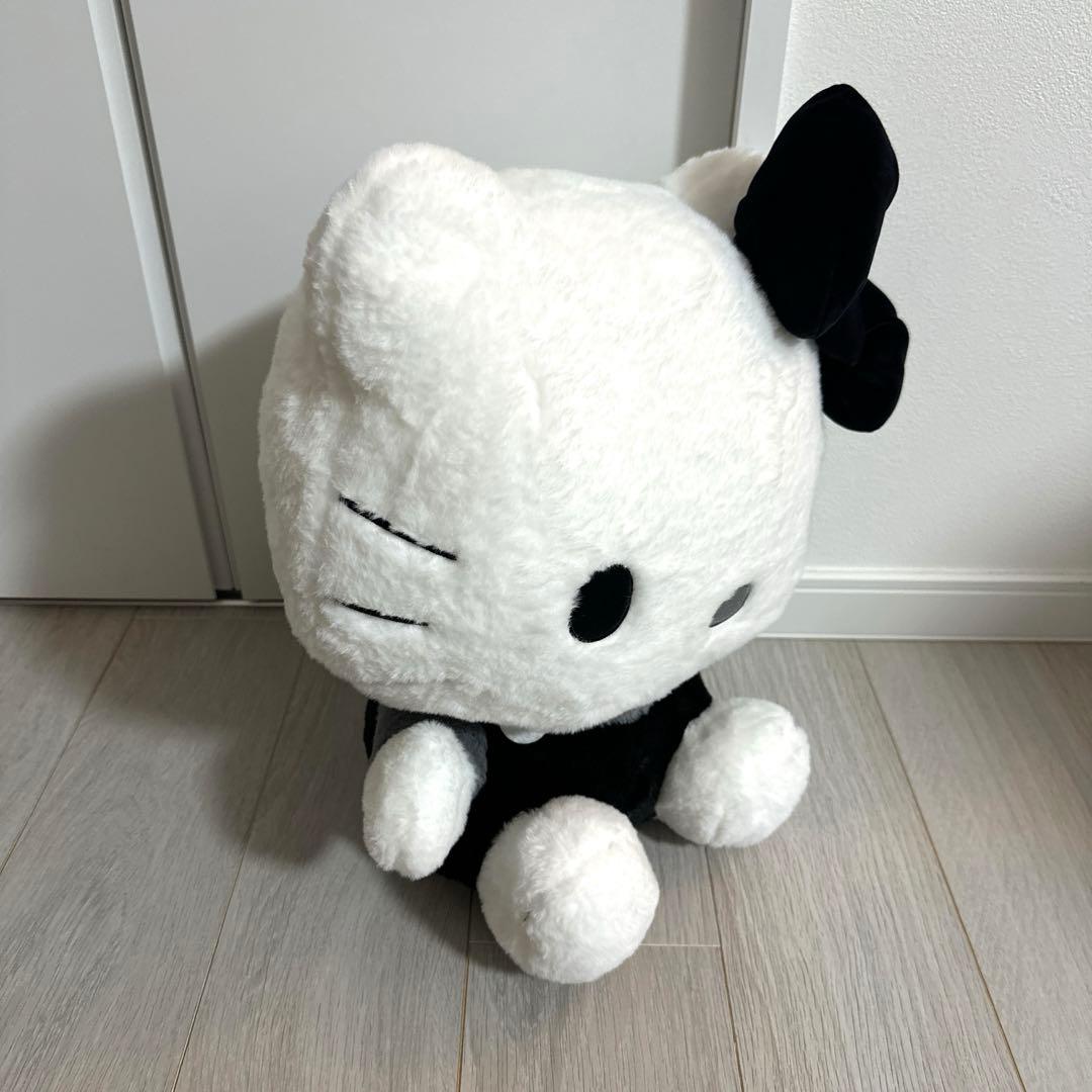 【ユキ】【新品タグ付き】ハローキティ 特大ぬいぐるみ モノクロドール GJ