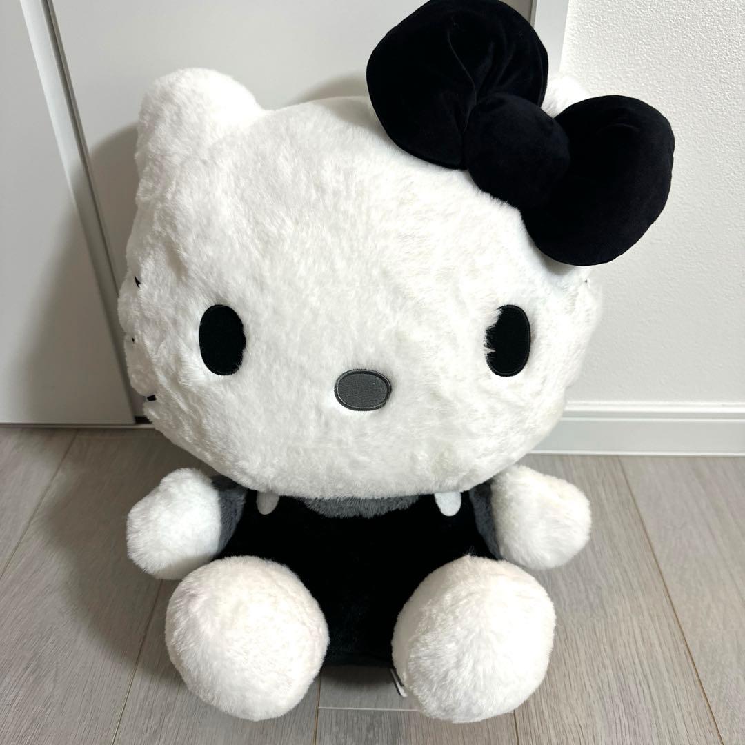【ユキ】【新品タグ付き】ハローキティ 特大ぬいぐるみ モノクロドール GJ