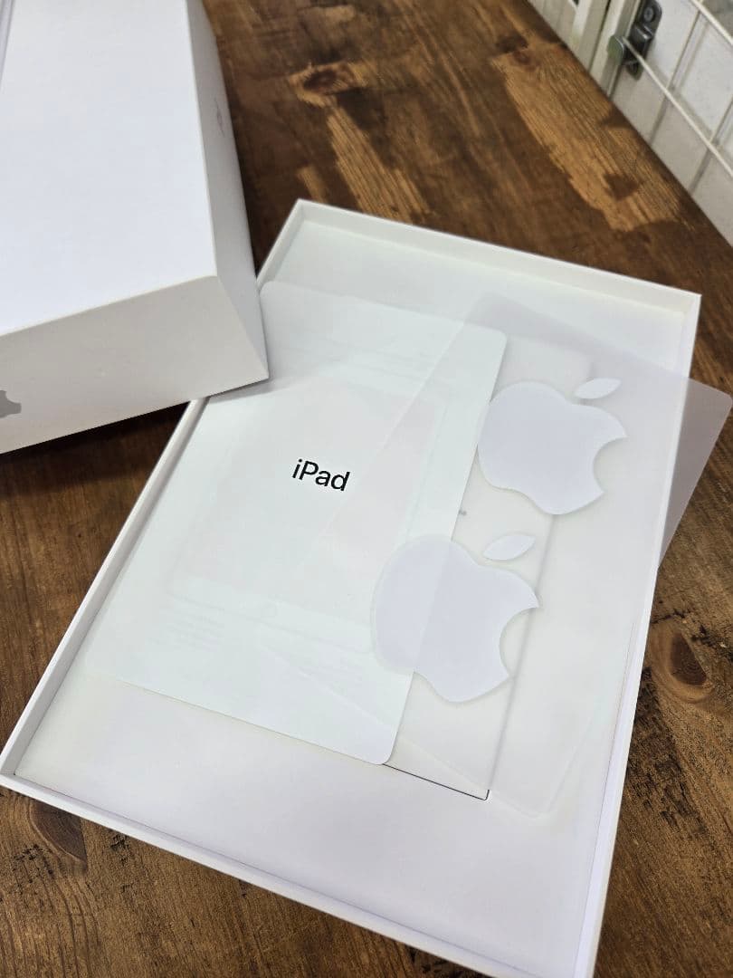 iPad 第8世代 Wi-Fi 32GB シルバー　新品フィルム、箱、備品