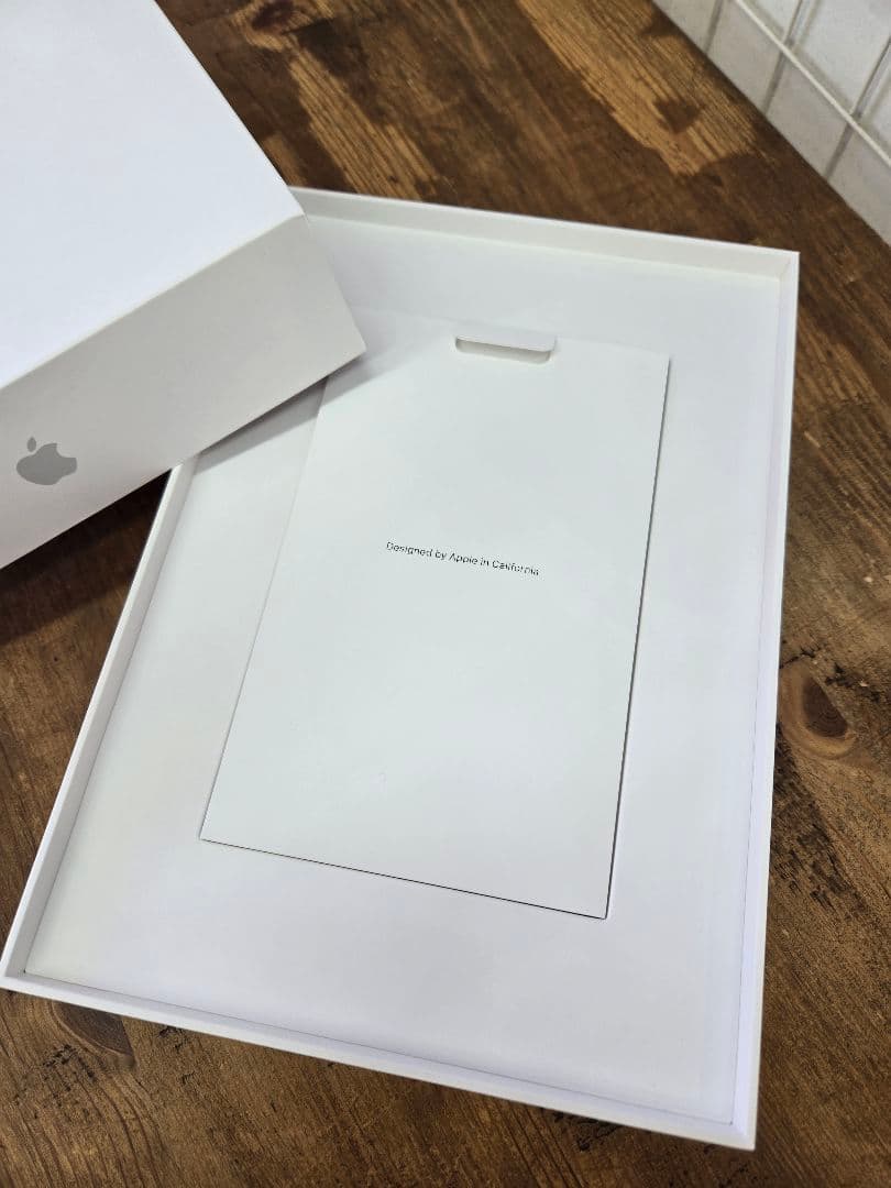iPad 第8世代 Wi-Fi 32GB シルバー　新品フィルム、箱、備品