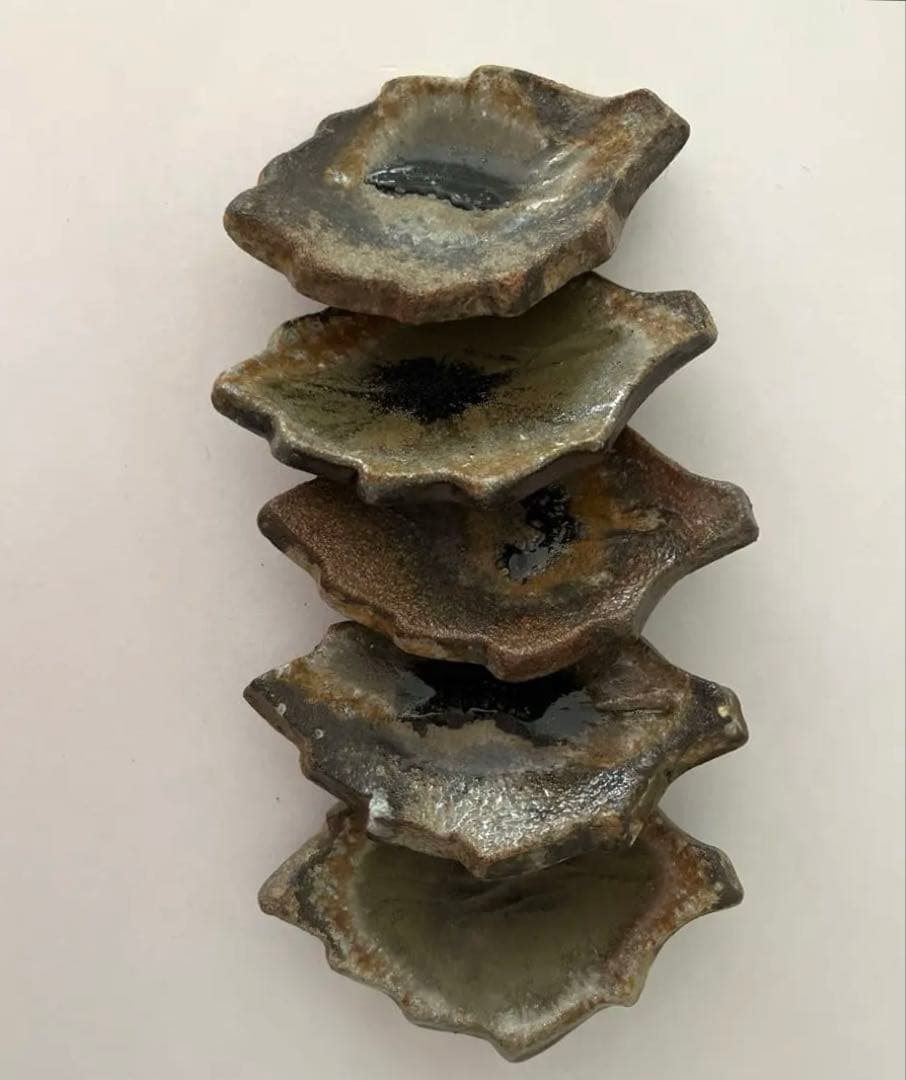備前焼　葉型陶器小皿セット 醤油皿や箸休めを盛り付けてお料理を美しく見せる