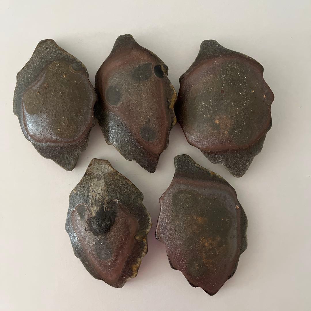備前焼　葉型陶器小皿セット 醤油皿や箸休めを盛り付けてお料理を美しく見せる