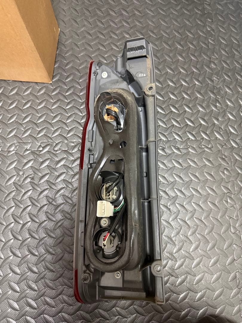 200系ハイエース テールライト HL-20-003 R