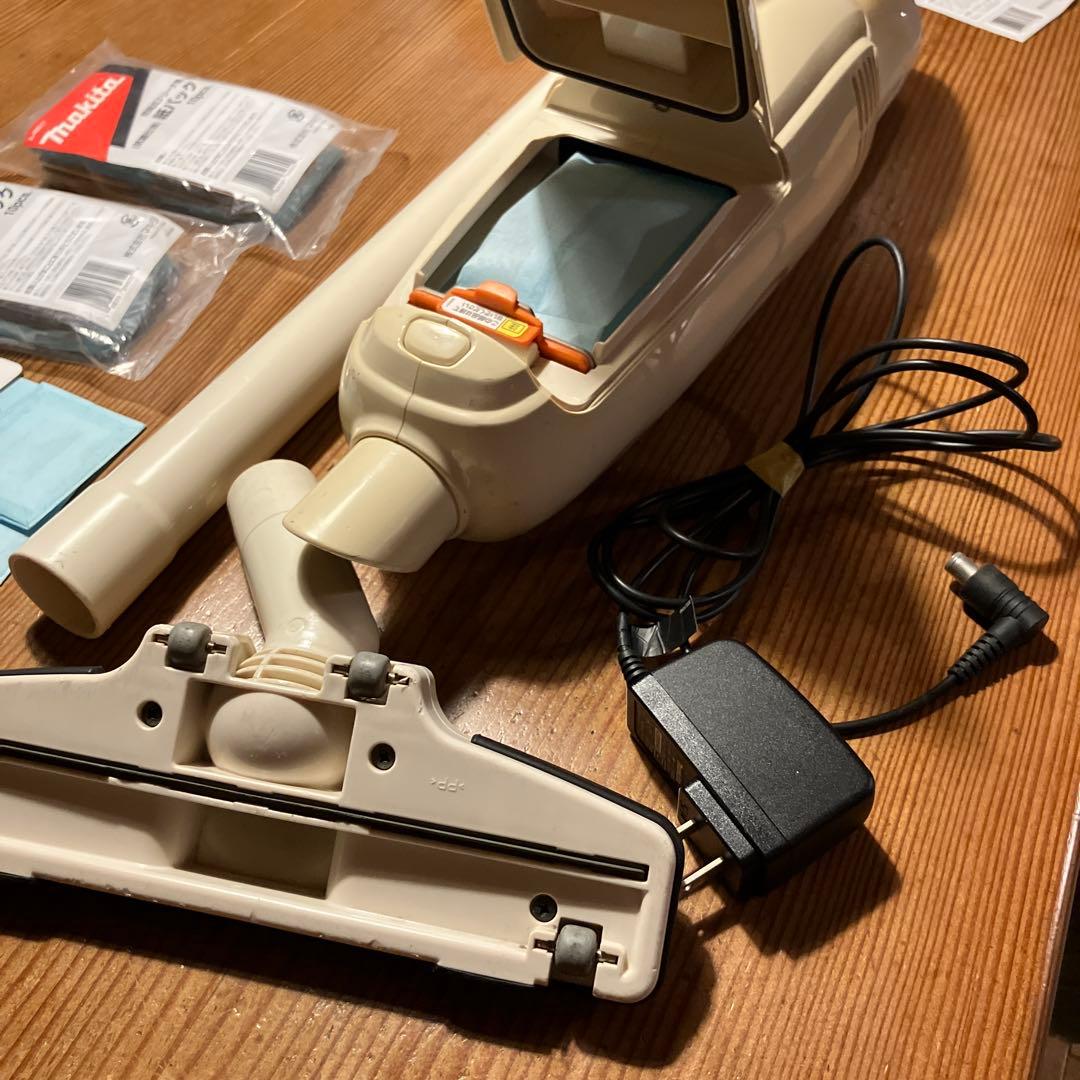 マキタ　コードレスクリーナー　紙パック23枚付き　CL103D