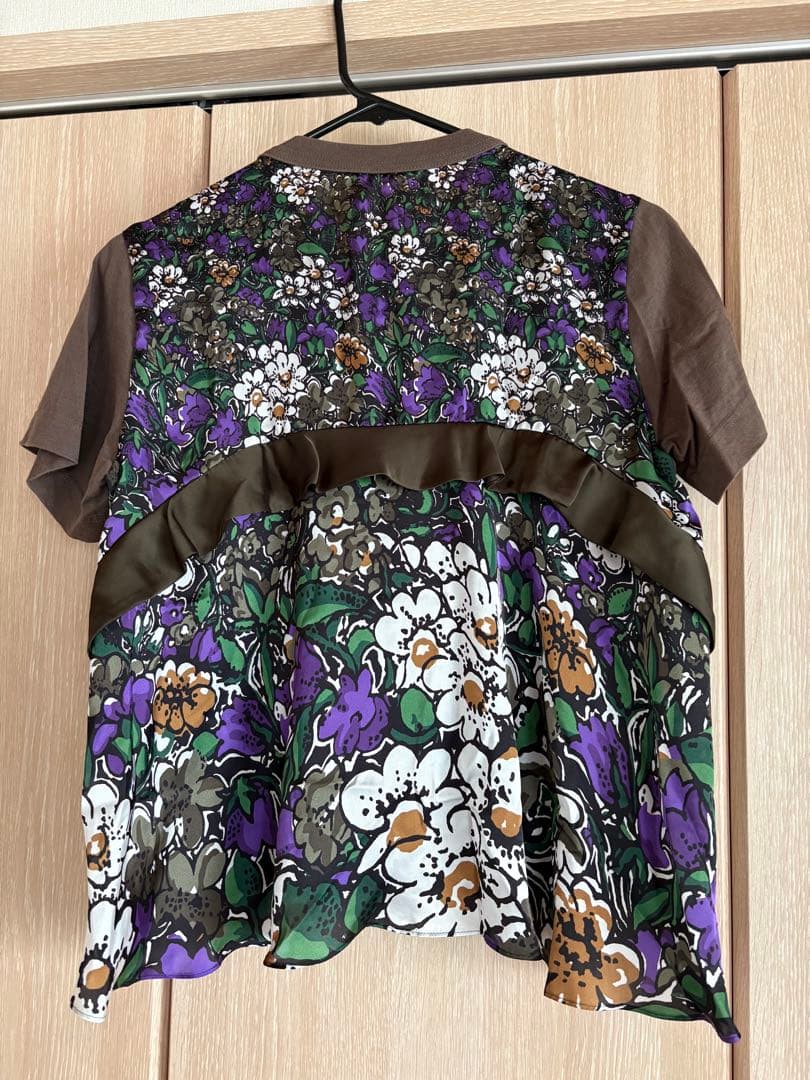 ブラウン 半袖Tシャツ 花柄デザイン