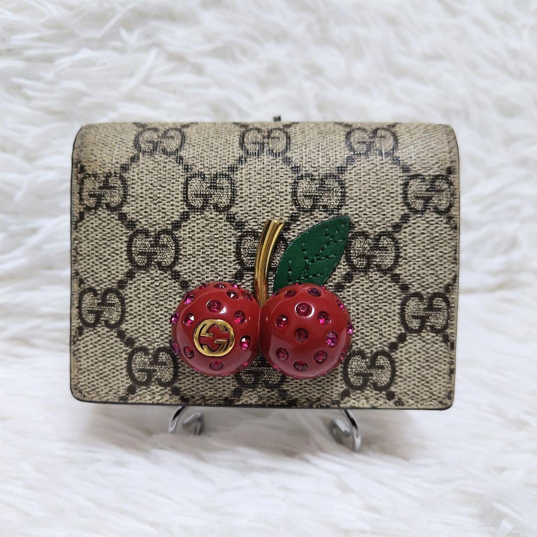 美品✨グッチ◇チェリーモチーフコンパクト二つ折り財布　スプリームPVC赤レザー