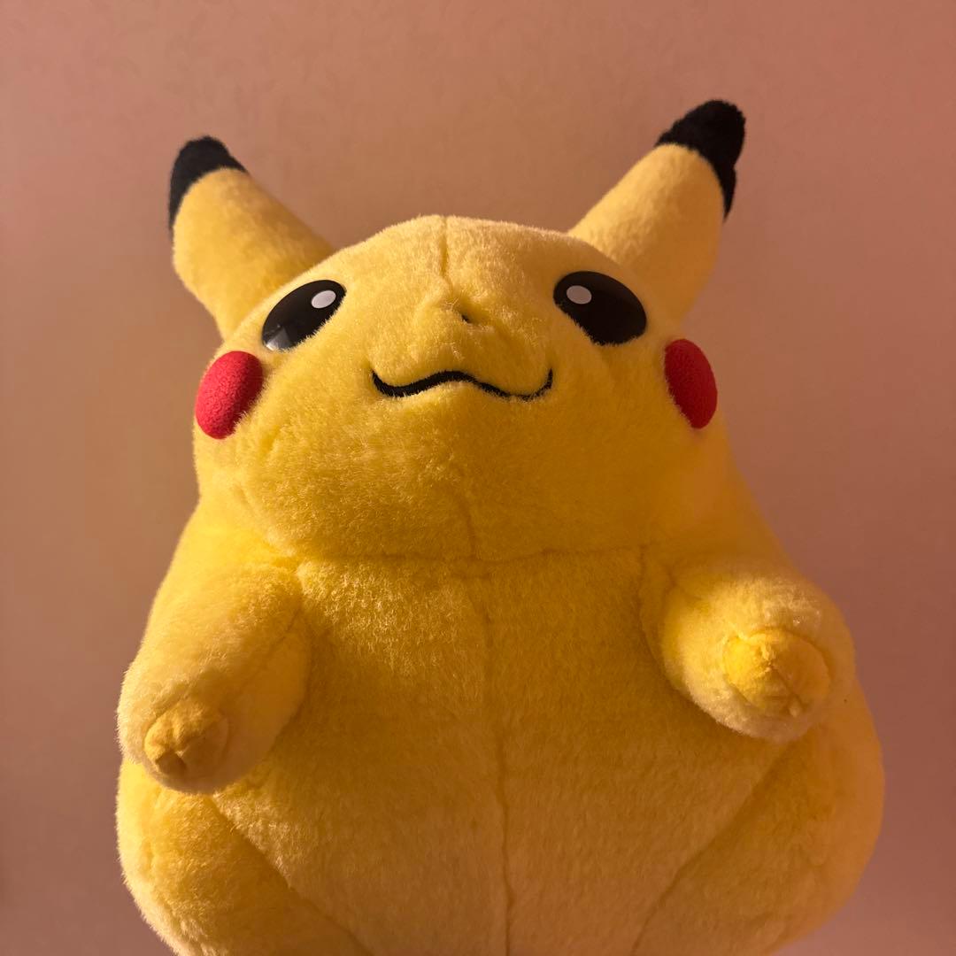 TOMY 丸いフォルムの初期ピカチュウぬいぐるみ　等身大　おかえりピカチュウ