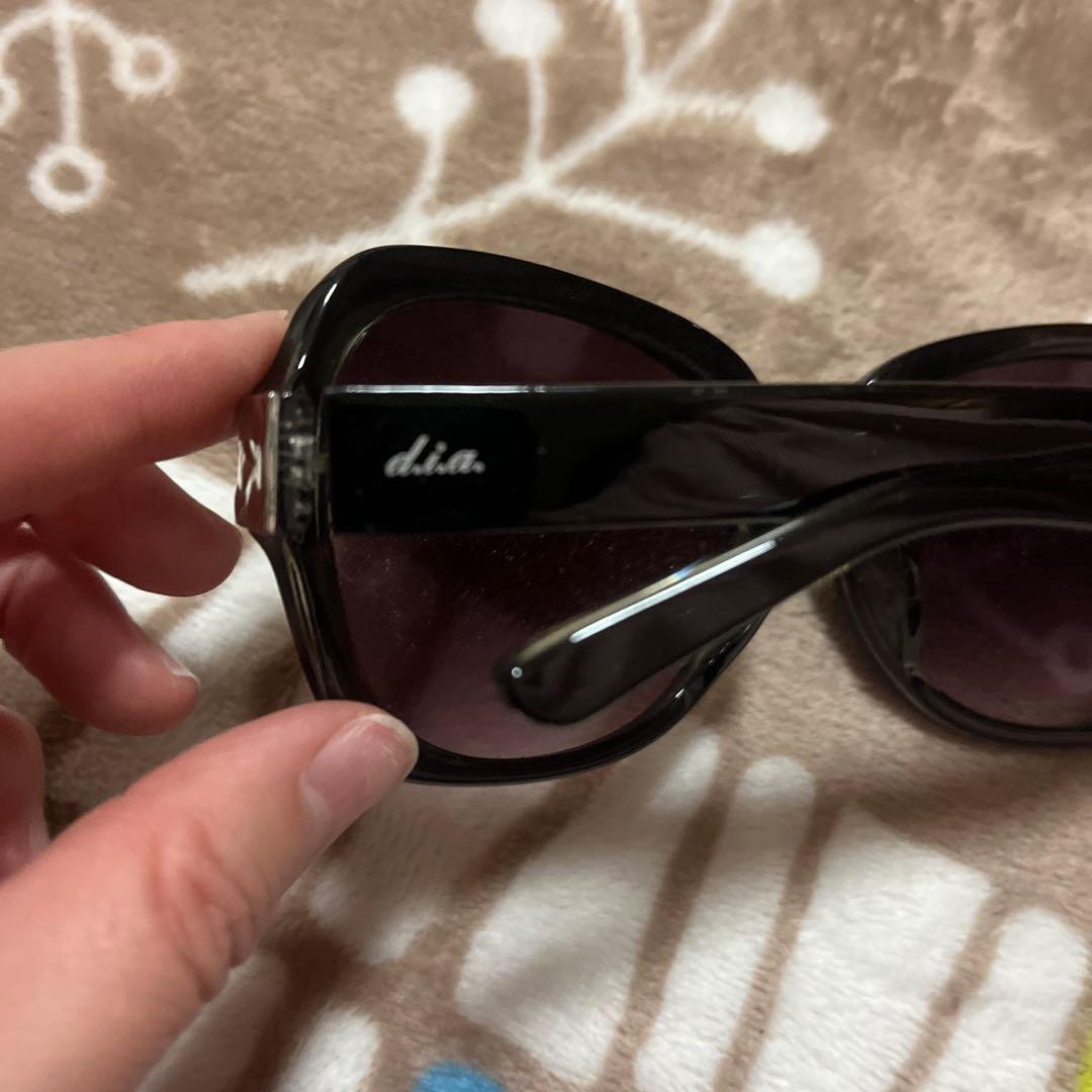 d.i.a. ブラックラウンドサングラス