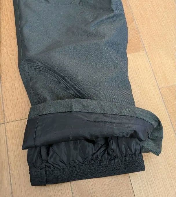 スノーボードウェアセット（黒ジャケット・カーキパンツ）