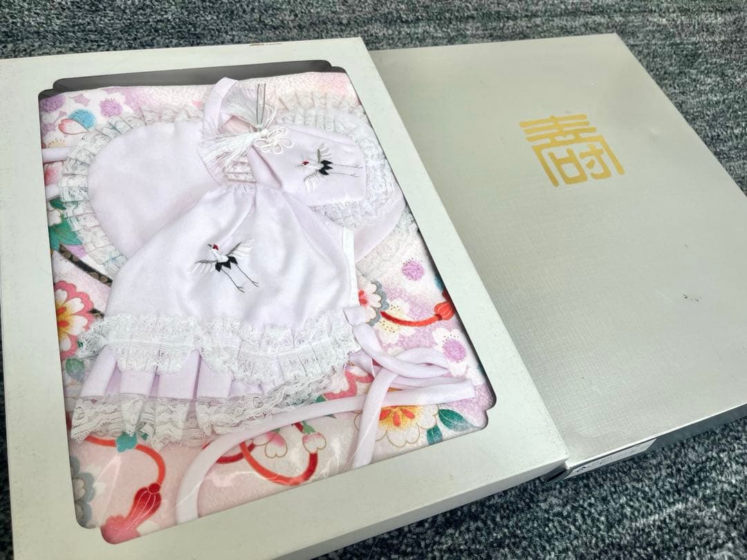 女の子　お宮参り　産着　晴れ着　着物　白　ピンク　花籠　手毬