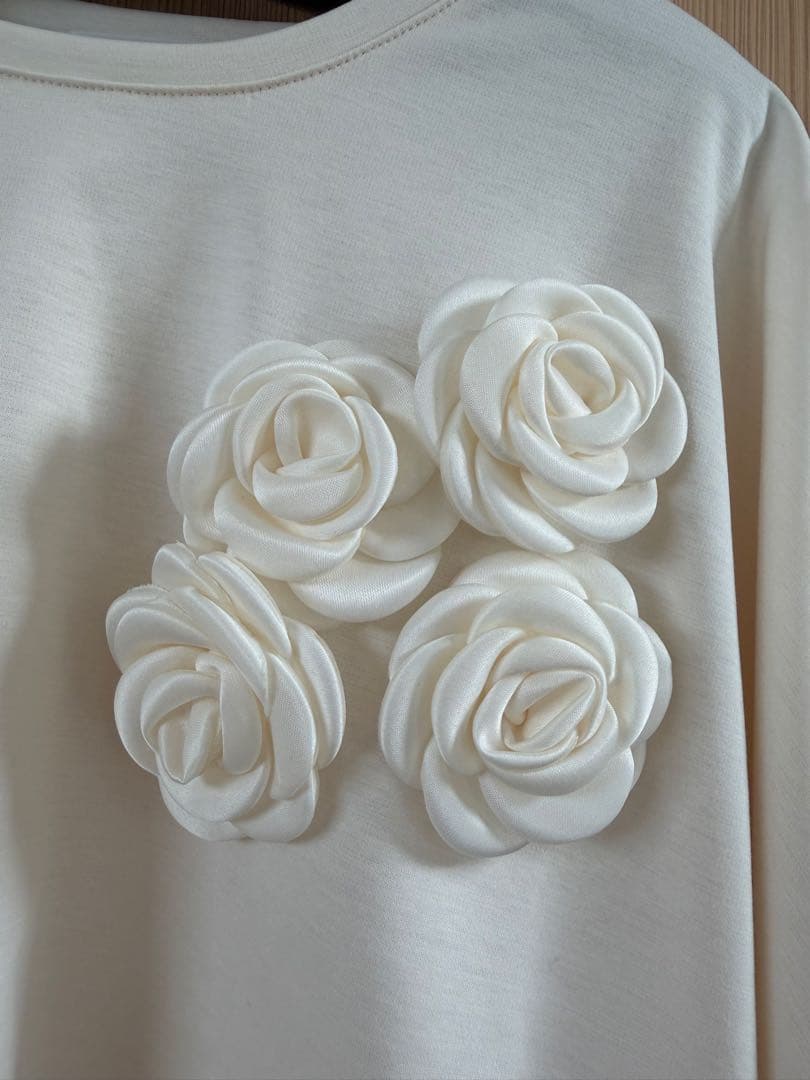OHGA アイボリー 半袖Tシャツ 花モチーフ