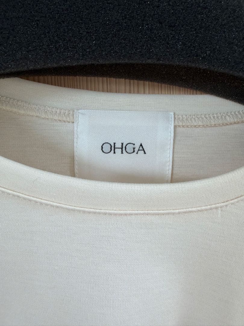 OHGA アイボリー 半袖Tシャツ 花モチーフ