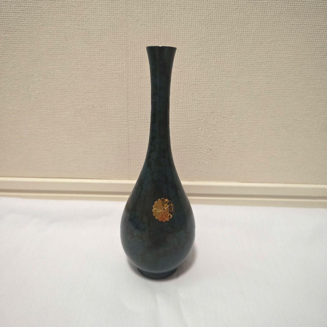 天皇陛下菊御紋入ノベルティ遠藤実氏紫綬褒章受章記念青銅花瓶、勝彦作。