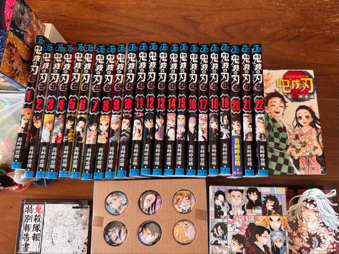 し*ん様 美品☆鬼滅の刃漫画全巻セット(特装版缶バッジ、ポストカード全種、フィギ