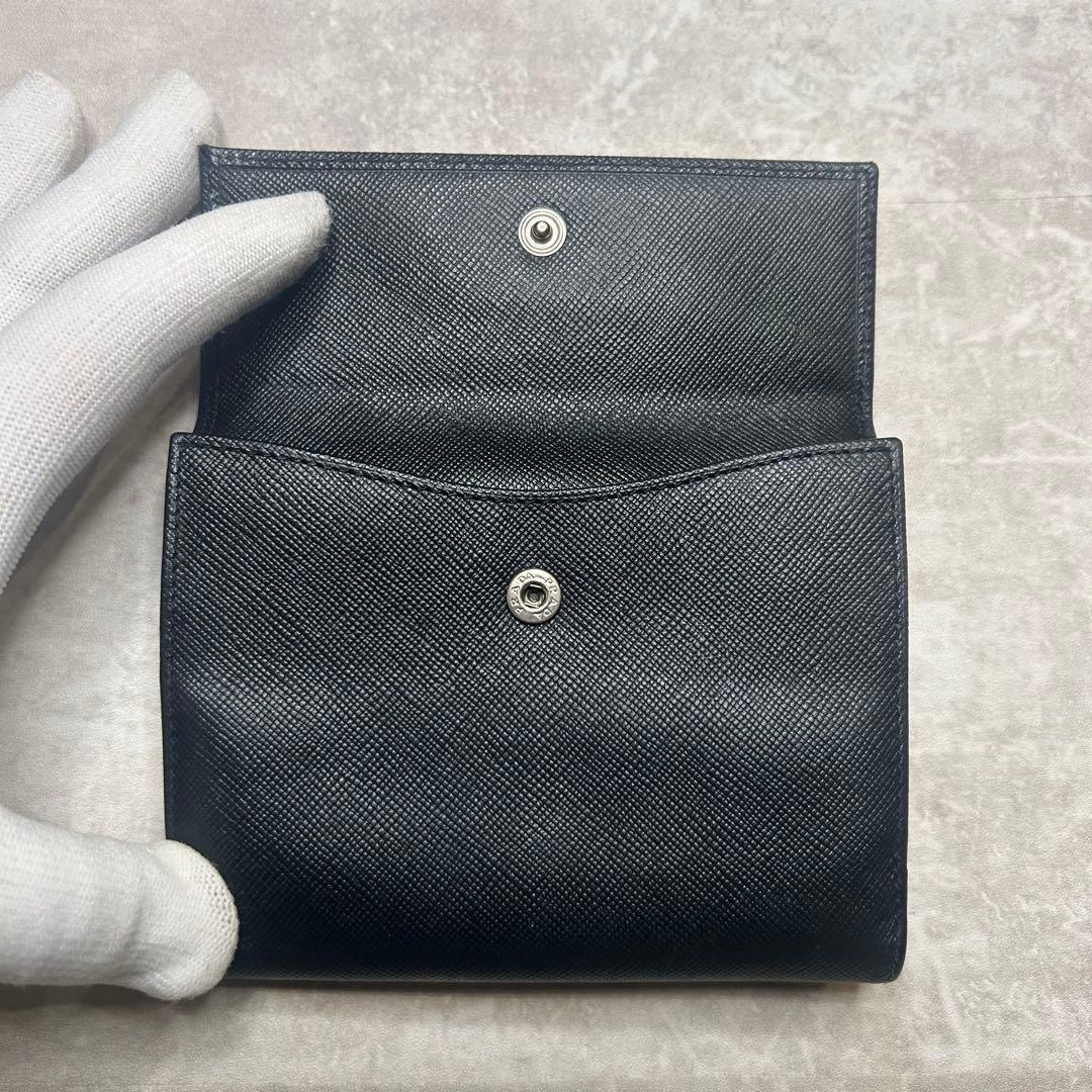 美品✨PRADA プラダ 折り財布 サフィアーノ トライアングル ロゴ 黒