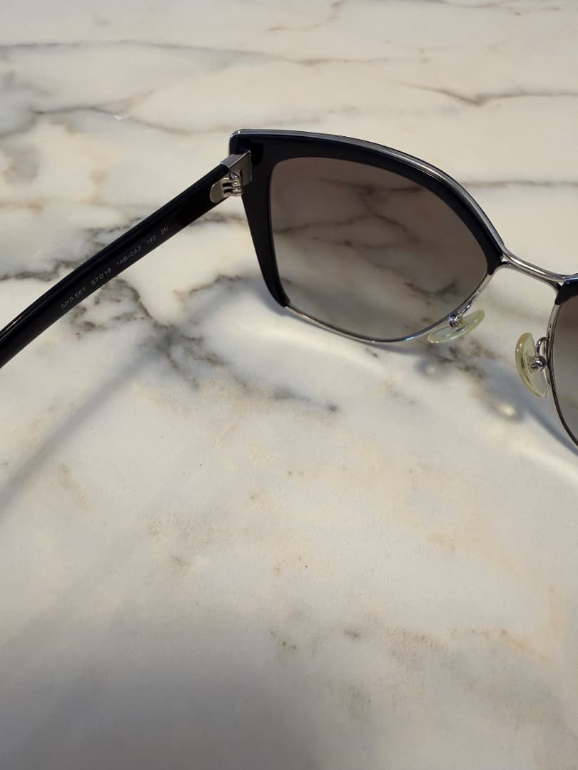 PRADA キャットアイサングラス ブラック