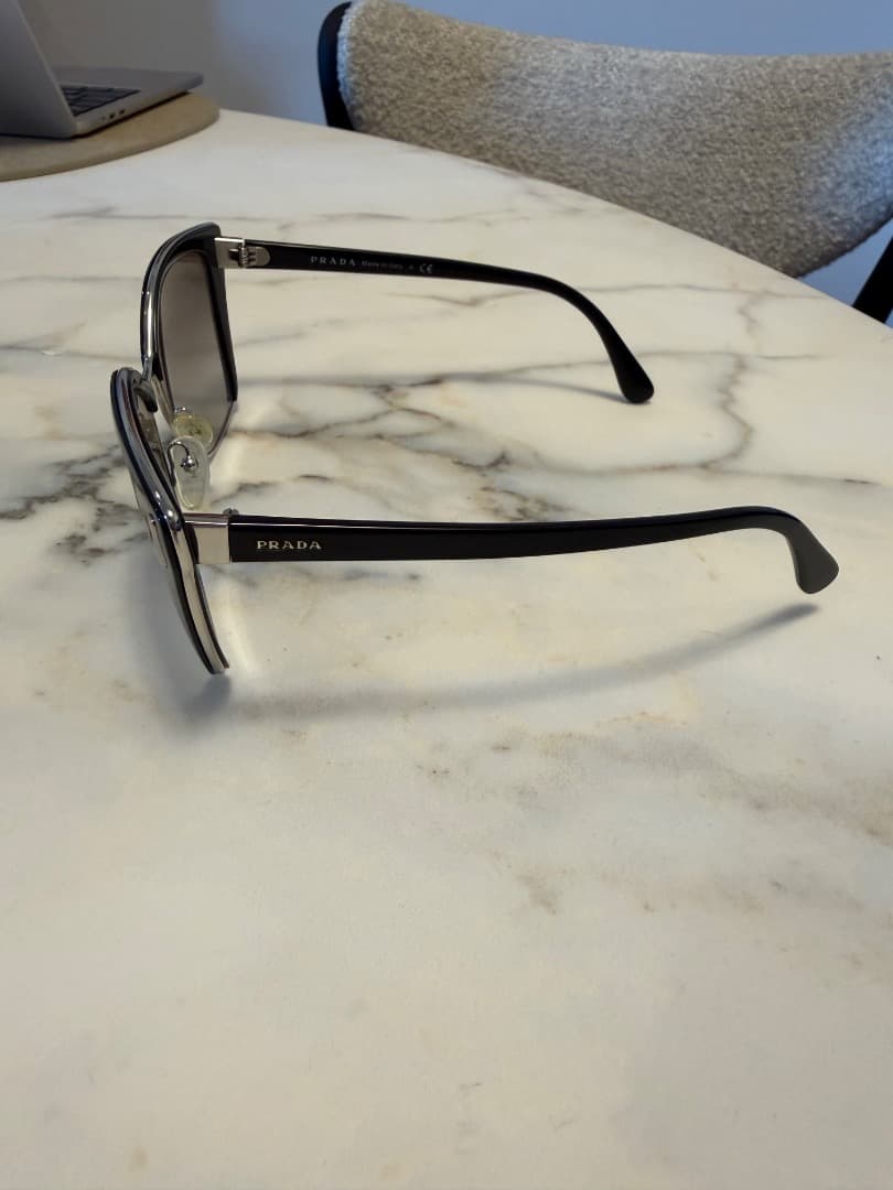 PRADA キャットアイサングラス ブラック