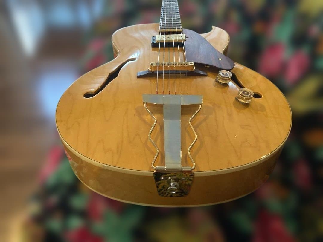 マ*エ様 Archtop Tribute AT-102