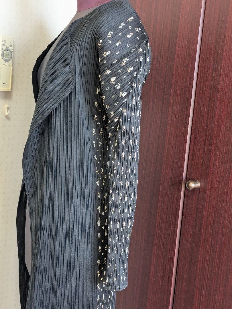 イッセイミヤケ PLEATS PLEASE ロングコート　ガーディガン 黒に模様