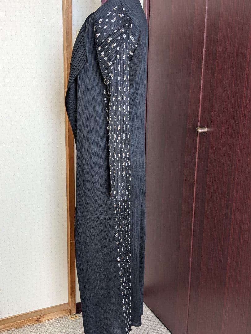イッセイミヤケ PLEATS PLEASE ロングコート　ガーディガン 黒に模様