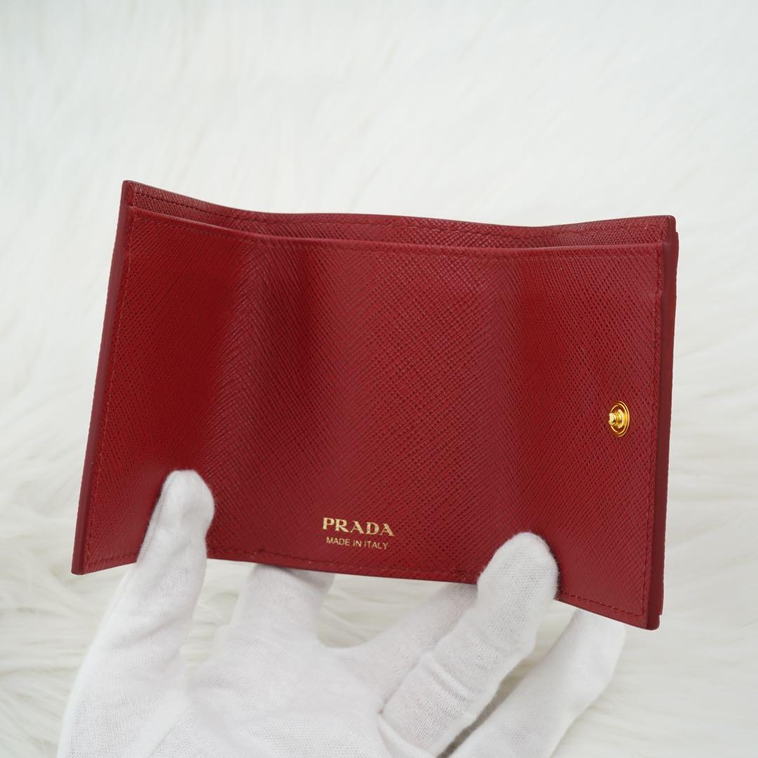 未使用品　PRADA プラダ　三つ折り財布　サフィアーノレザー　三角プレート　赤