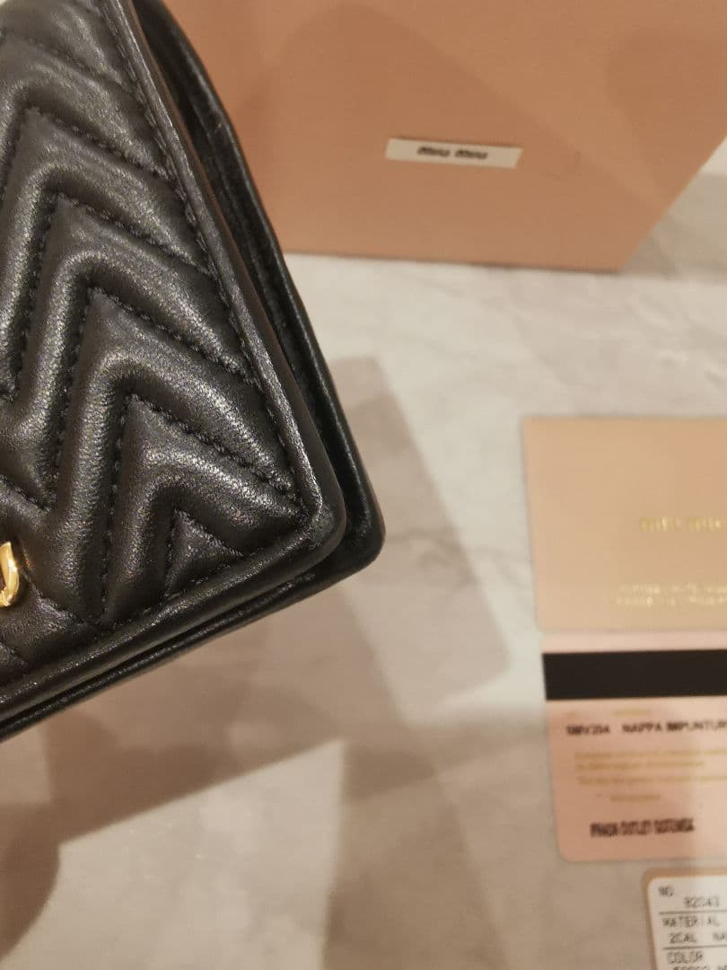 未使用に近い　MIU MIU ブラック 二つ折り財布