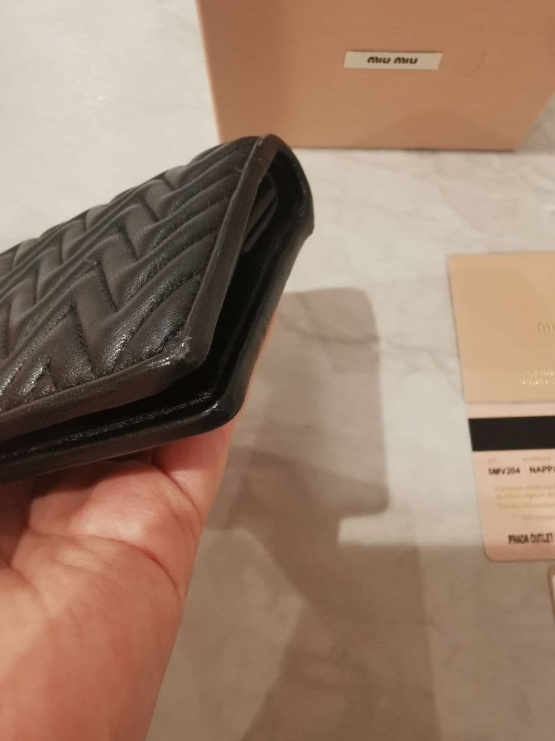 未使用に近い　MIU MIU ブラック 二つ折り財布