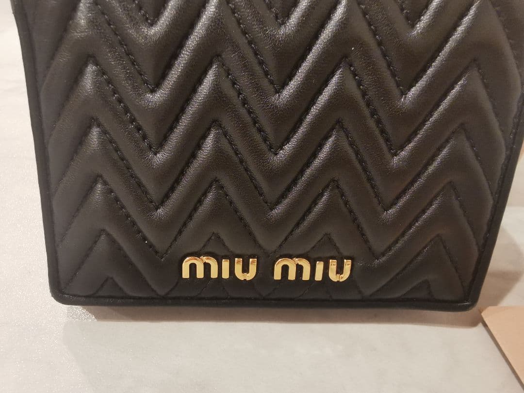 未使用に近い　MIU MIU ブラック 二つ折り財布