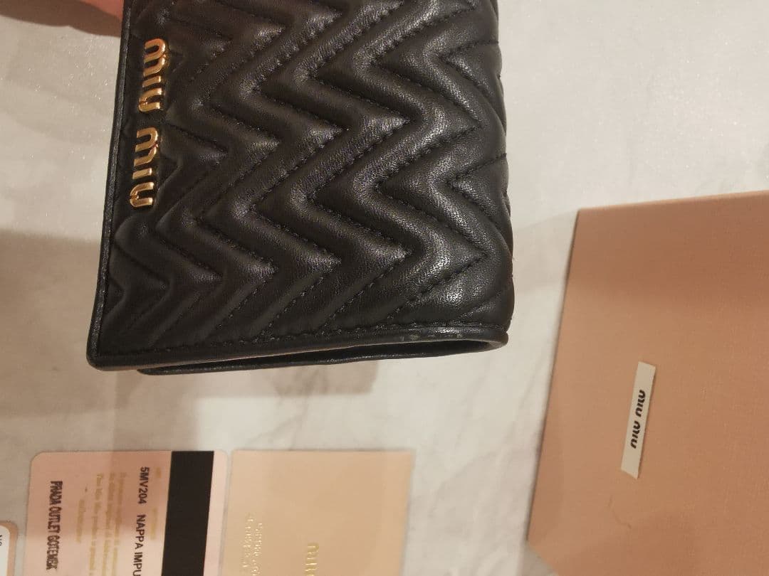 未使用に近い　MIU MIU ブラック 二つ折り財布