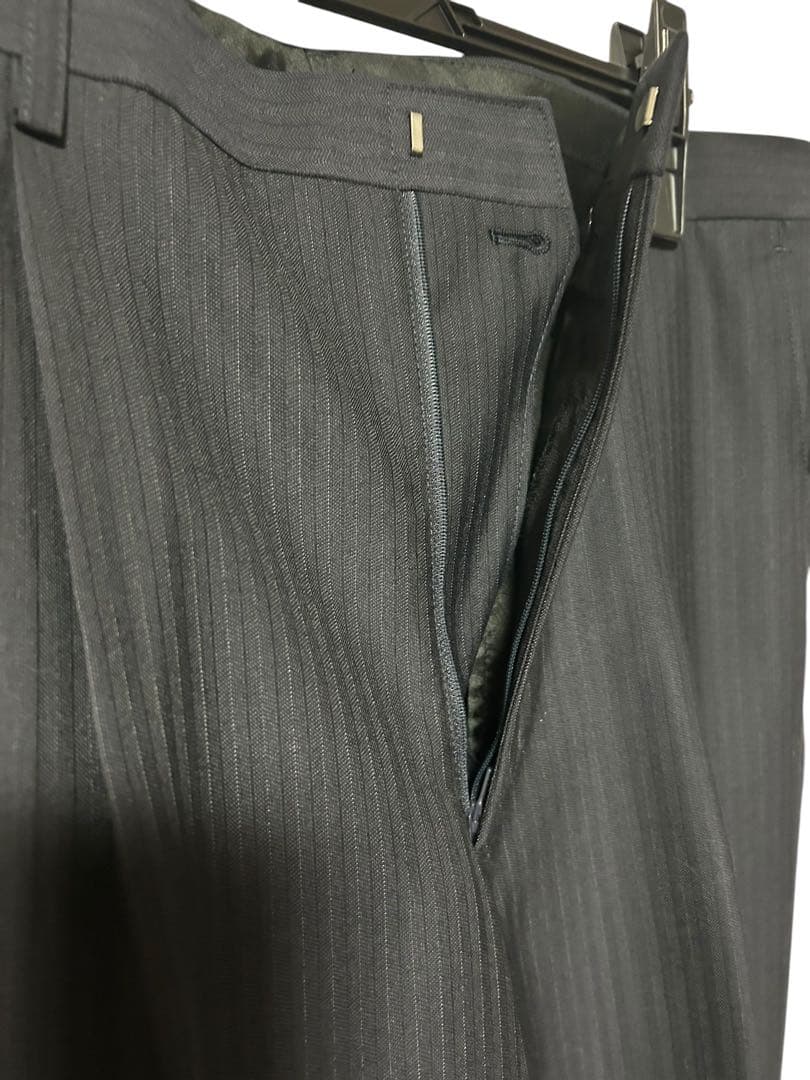 美品✨紺色ストライプスーツ　 パンツ2本付き　大きめ　洋服の青山