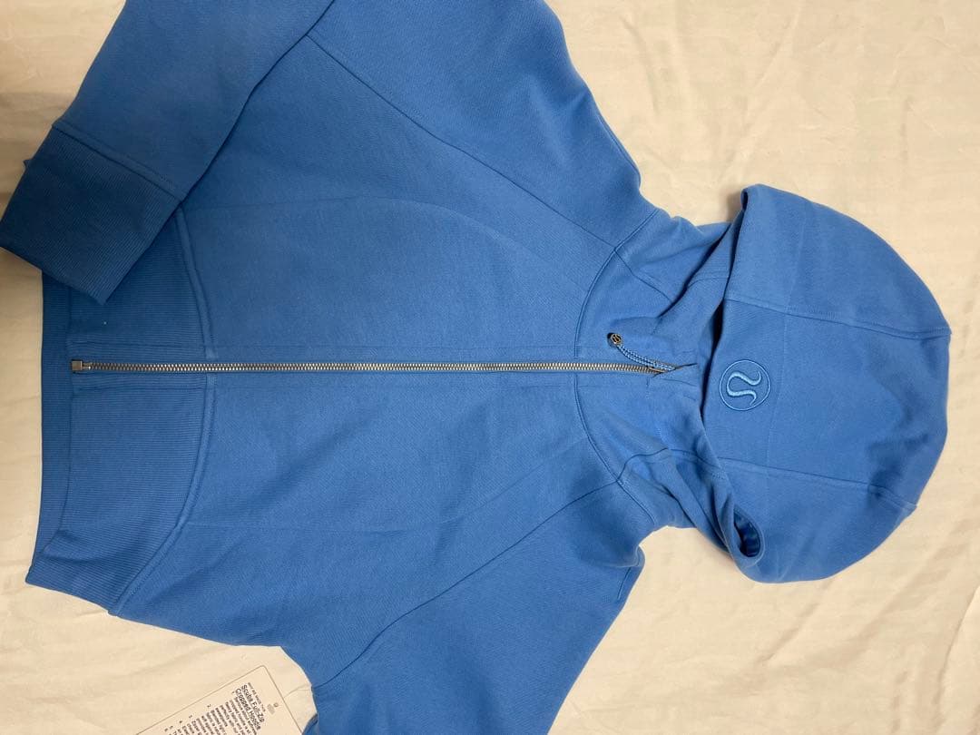「新品」Lululemon Scuba フルジップクロップフーディ　M サイズ