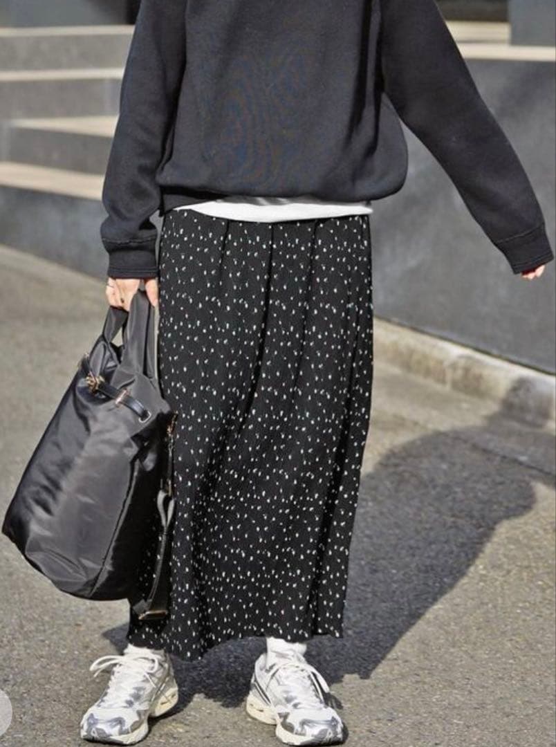 黒の花柄ロングスカート　スローブイエナ