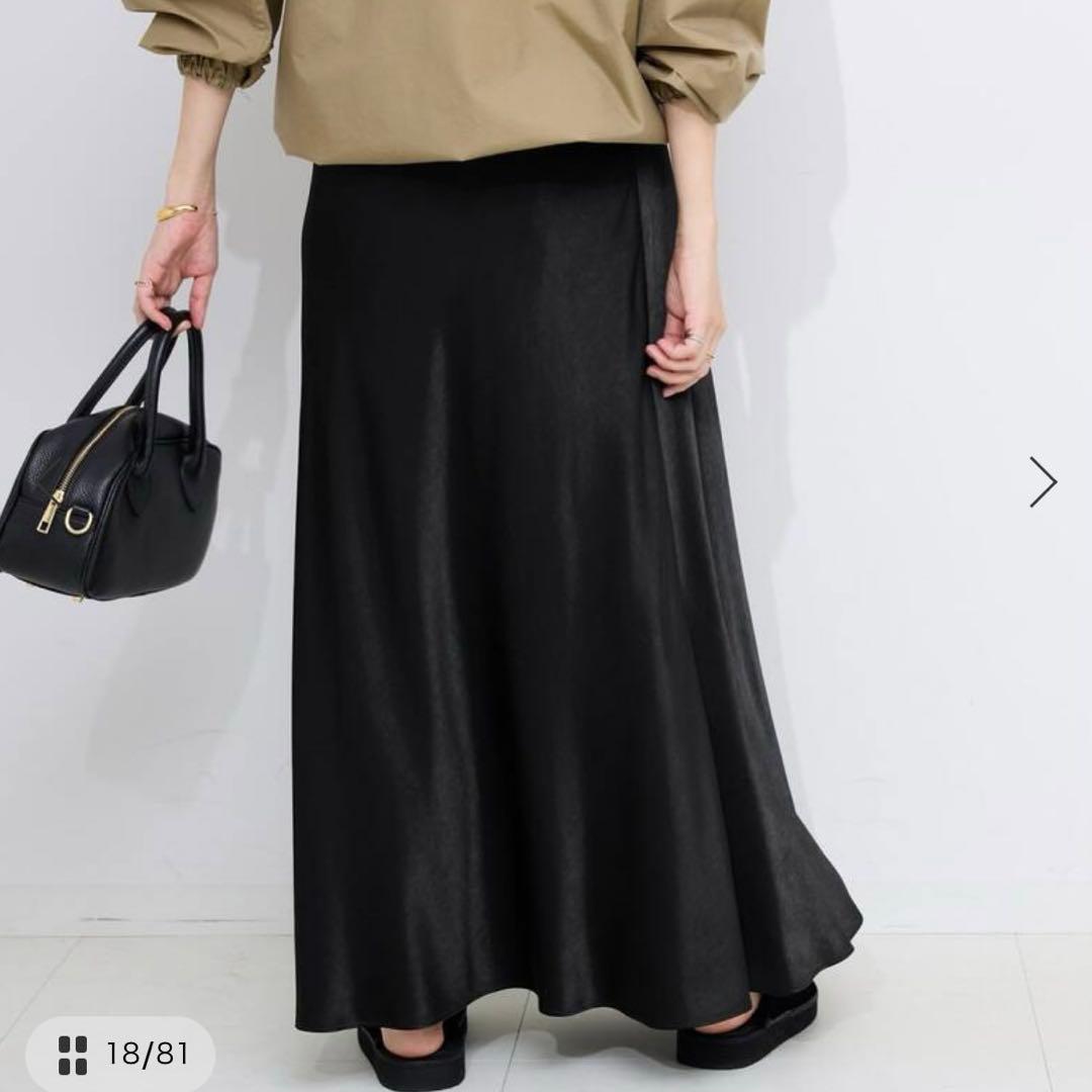 スローブイエナ　SLOBE IENA グロッシーサテンフレアスカート　ブラック