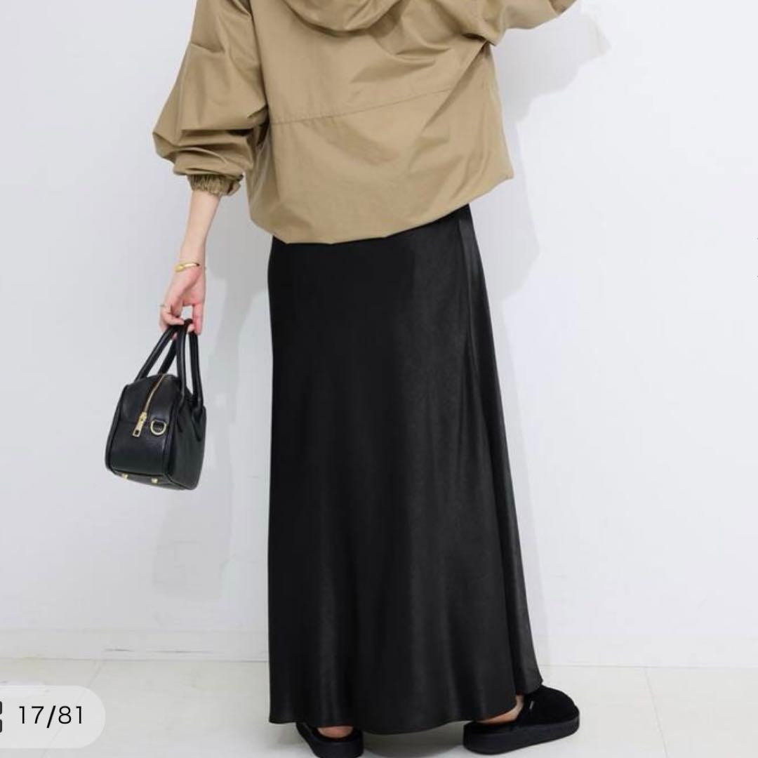 スローブイエナ　SLOBE IENA グロッシーサテンフレアスカート　ブラック