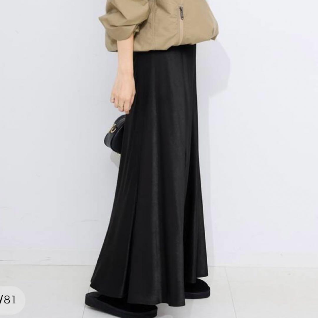 スローブイエナ　SLOBE IENA グロッシーサテンフレアスカート　ブラック