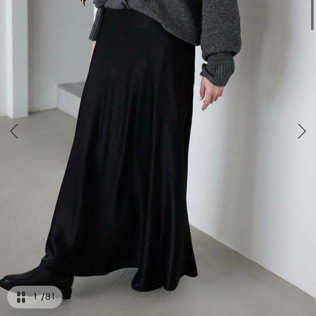 スローブイエナ　SLOBE IENA グロッシーサテンフレアスカート　ブラック