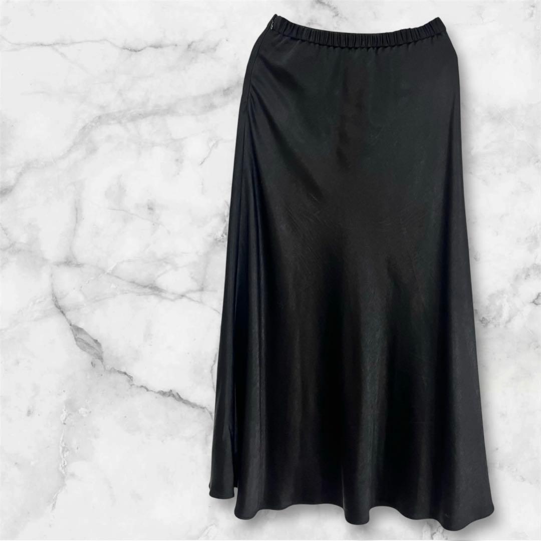 スローブイエナ　SLOBE IENA グロッシーサテンフレアスカート　ブラック
